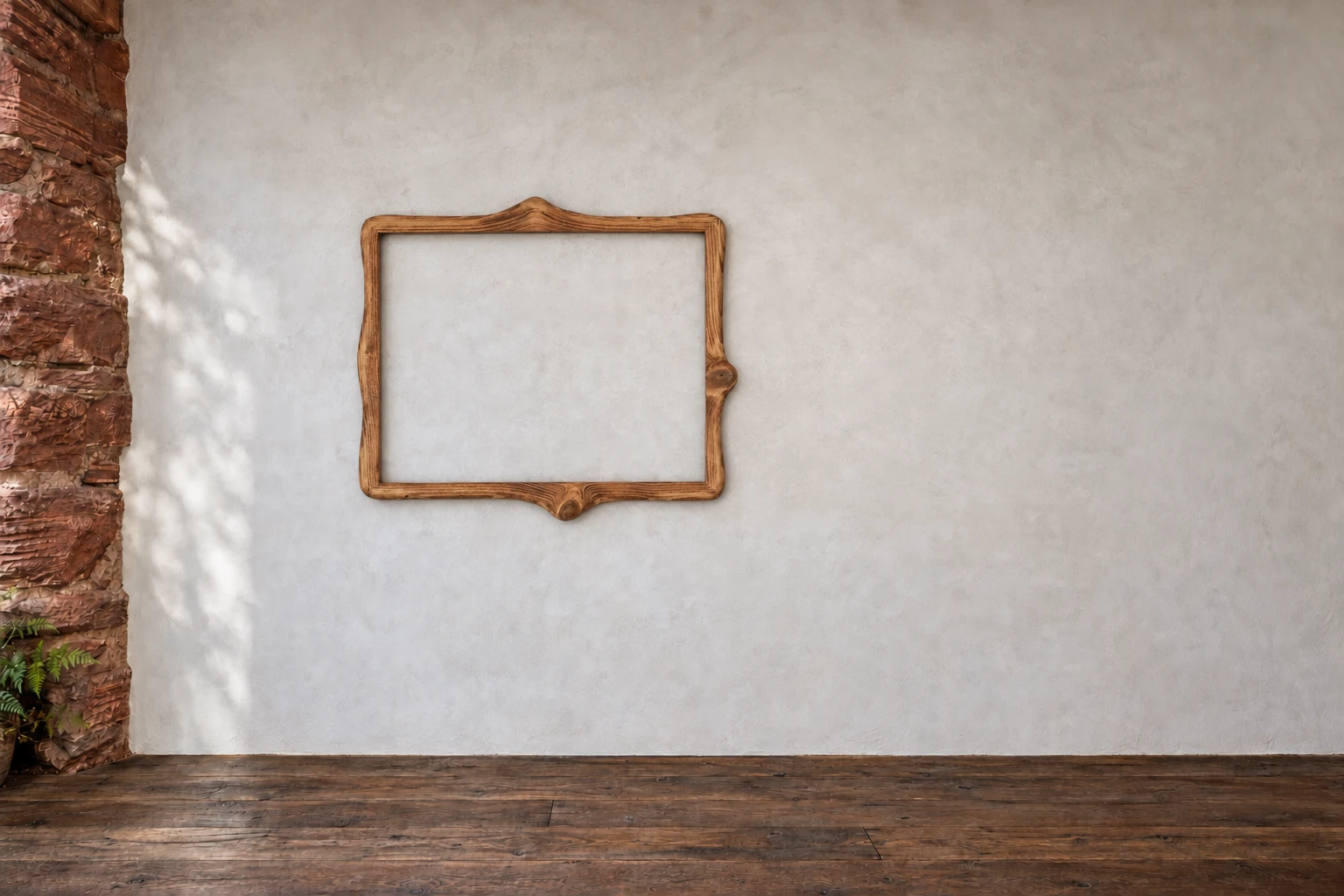 Fichte · Drei Vorsprünge. Drei kleine Vorsprünge unterbrechen den schmalen dunklen Rahmen. Das Holz zeigt seine Aststellen oben, unten und rechts. An der Galeriewand.