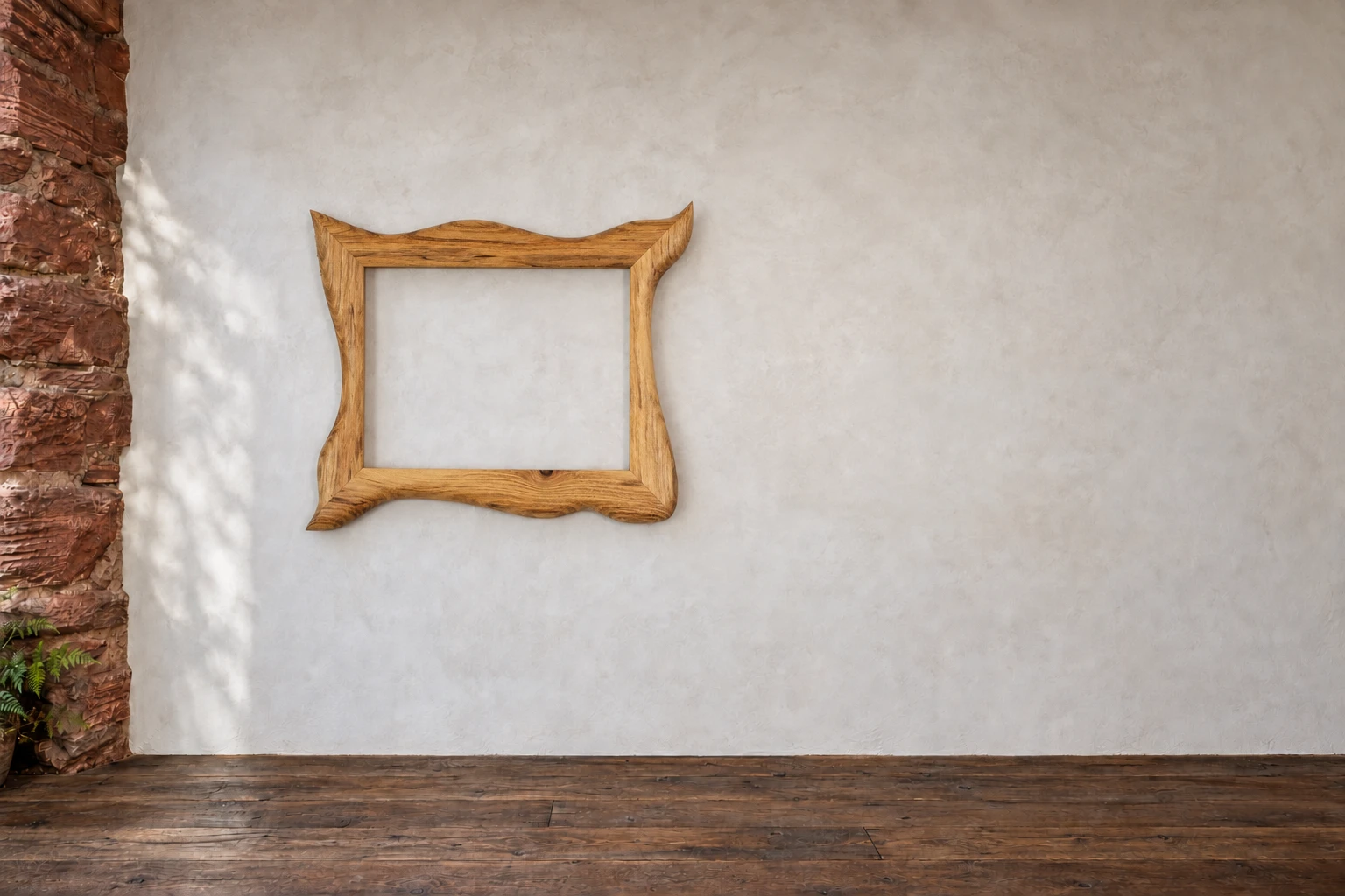 Robinie · Kantiger Schwung. Robinie mit deutlicher Zeichnung und einem kantigen Schwung. Rechts oben zieht sich das Holz zu einer hohen Spitze. An der Galeriewand.
